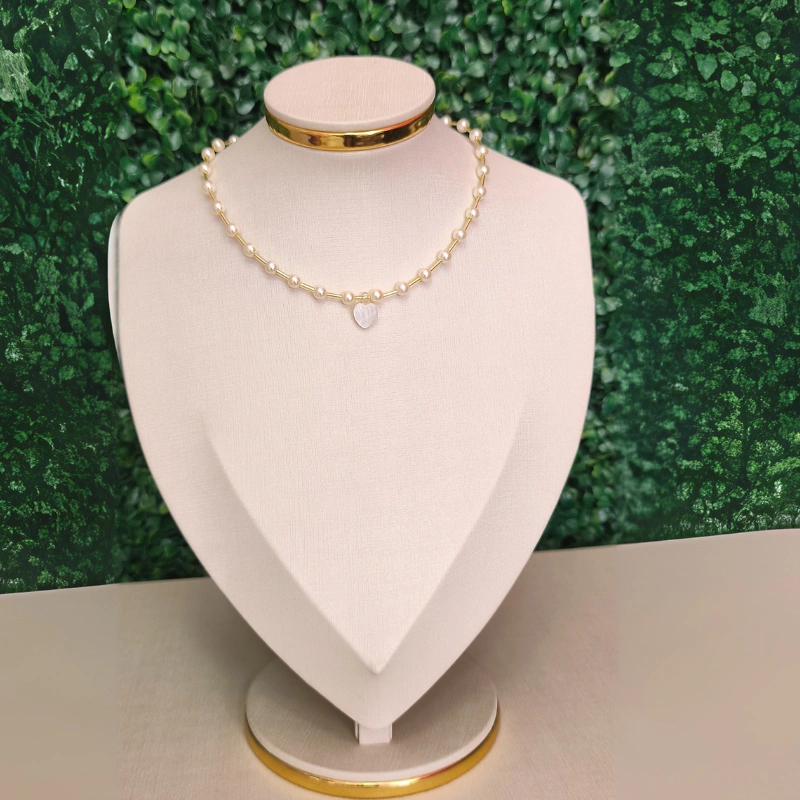 COLAR PÉROLAS COM PINGENTE DE CORAÇÃO